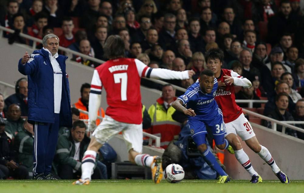  阿森纳防线失误造致命失球  