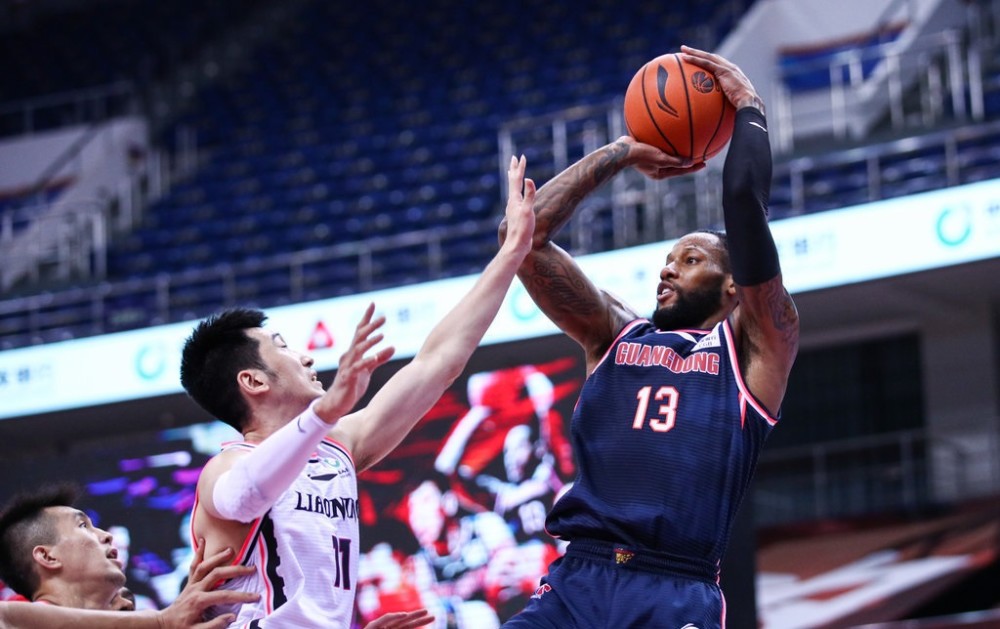  蒙彼利埃防线频频失误主场惨败里尔暴露防守漏洞  